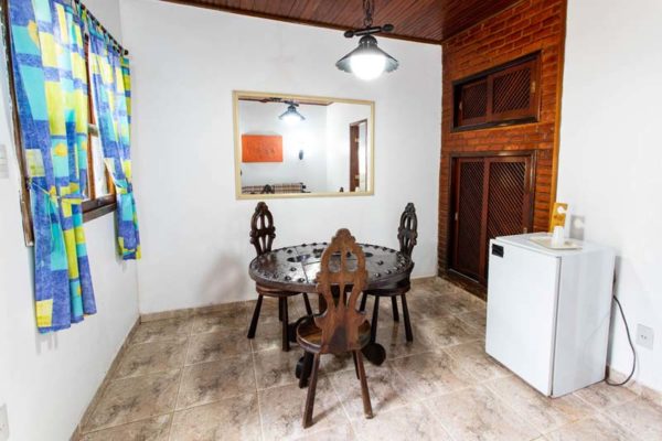 sala com mesa e frigobar Suíte 01 sede - Hotel Fazenda - Rio de Janeiro - RJ - Caluje-3